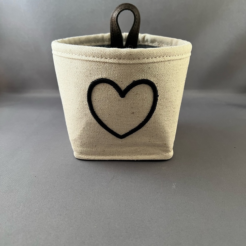Dreamkeeper mini bin natural “heart” new - no original packaging.